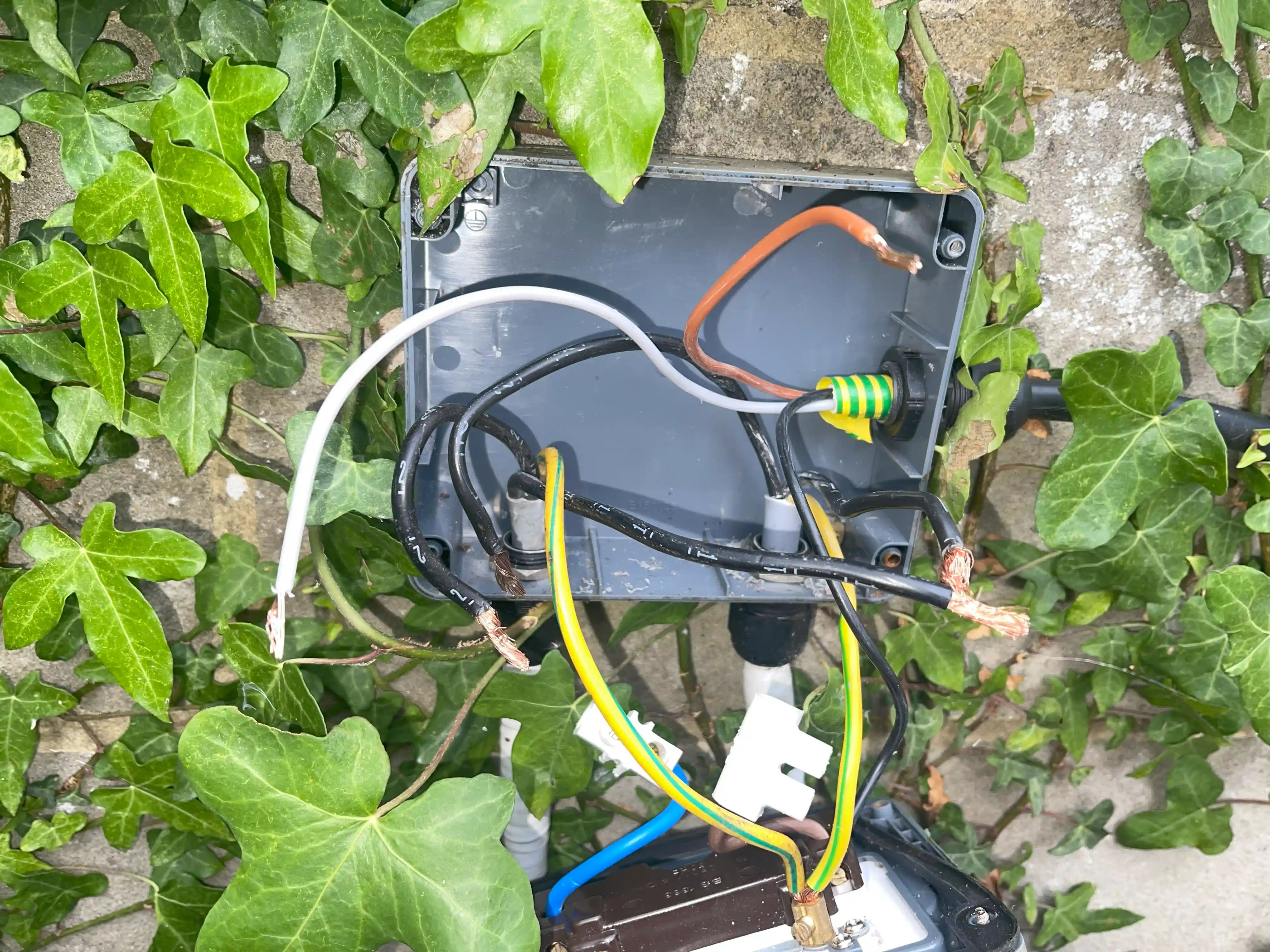 24 Hours Emergency Electrician near South Croydon